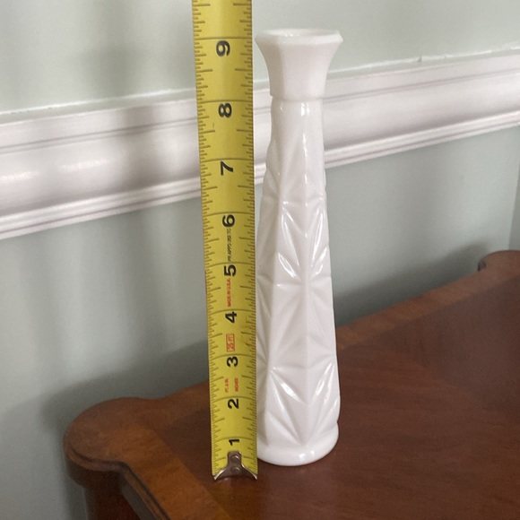 2 milk glass vases. Can be used for single flower or no more than three. - Picture 4 of 5
